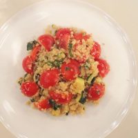 Рецепт салата с киноа, помидорами, кабачком, сыром